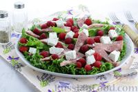 Фото приготовления рецепта: Салат с ветчиной, малиной и сыром фета - шаг №11