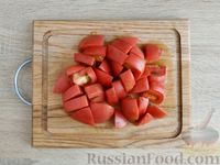 Фото приготовления рецепта: Куриные крылышки, тушенные с помидорами и абрикосами - шаг №6