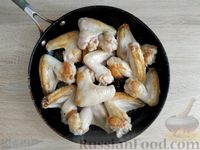 Фото приготовления рецепта: Куриные крылышки, тушенные с помидорами и абрикосами - шаг №3