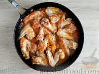 Фото приготовления рецепта: Куриные крылышки, тушенные с помидорами и абрикосами - шаг №14