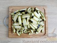 Фото приготовления рецепта: Салат с курицей, баклажанами, болгарским перцем и морковью - шаг №2
