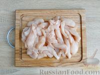 Фото приготовления рецепта: Салат с курицей, баклажанами, болгарским перцем и морковью - шаг №4