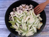 Фото приготовления рецепта: Кабачки, тушенные с грибами и стручковой фасолью - шаг №8