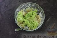 Фото приготовления рецепта: Кабачково-сырный закусочный кекс с орехами - шаг №8