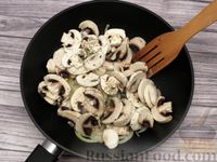 Фото приготовления рецепта: Рис с грибами, помидорами и болгарским перцем (в духовке) - шаг №8