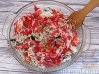 Фото приготовления рецепта: Рис с грибами, помидорами и болгарским перцем (в духовке) - шаг №12