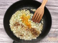 Фото приготовления рецепта: Куриные голени с рисом и консервированной фасолью (на сковороде) - шаг №5