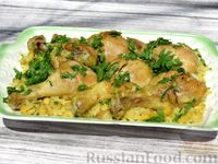 Фото приготовления рецепта: Куриные голени с рисом и консервированной фасолью (на сковороде) - шаг №9
