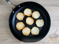 Фото приготовления рецепта: Тосты со сметанным соусом и огурцами - шаг №3