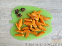 Фото приготовления рецепта: Овощной салат с абрикосами, сыром фета и оливками - шаг №5