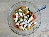 Фото приготовления рецепта: Овощной салат с абрикосами, сыром фета и оливками - шаг №14