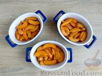Фото приготовления рецепта: Крамбл с абрикосами - шаг №3
