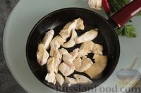 Фото приготовления рецепта: Соте с баклажанами, сладким перцем и курицей - шаг №3