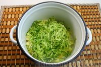 Фото приготовления рецепта: "Зелёная" окрошка со шпинатом, на кефире - шаг №10