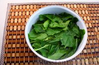 Фото приготовления рецепта: "Зелёная" окрошка со шпинатом, на кефире - шаг №4