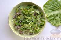 Фото приготовления рецепта: Салат с селёдкой, капустой, яблоком и зелёным горошком - шаг №4