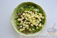 Фото приготовления рецепта: Салат с селёдкой, капустой, яблоком и зелёным горошком - шаг №6