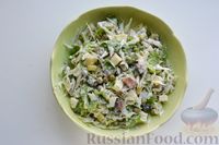 Фото приготовления рецепта: Салат с селёдкой, капустой, яблоком и зелёным горошком - шаг №8