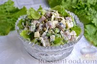 Фото приготовления рецепта: Салат с селёдкой, капустой, яблоком и зелёным горошком - шаг №10