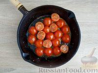 Фото приготовления рецепта: Салат из жареных помидоров и болгарского перца - шаг №7