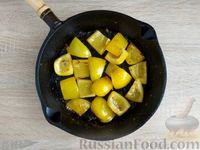 Фото приготовления рецепта: Салат из жареных помидоров и болгарского перца - шаг №10