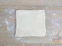 Фото приготовления рецепта: Плюшки из слоёного теста с малиной - шаг №4