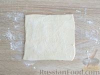 Фото приготовления рецепта: Плюшки из слоёного теста с малиной - шаг №5