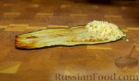 Фото приготовления рецепта: Рулетики из баклажанов с сыром и чесноком - шаг №6