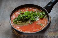 Фото приготовления рецепта: Фаршированные блинчики с индейкой, шпинатом и рикоттой, запечённые в томатном соусе - шаг №8