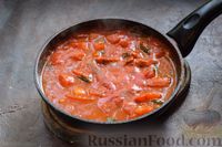 Фото приготовления рецепта: Фаршированные блинчики с индейкой, шпинатом и рикоттой, запечённые в томатном соусе - шаг №9