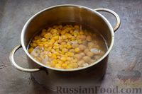 Фото приготовления рецепта: Сливочный суп с морепродуктами, консервированным нутом и кукурузой - шаг №5