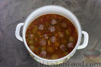 Фото приготовления рецепта: Суп с тефтелями из говяжьего фарша, лапшой и помидорами - шаг №12