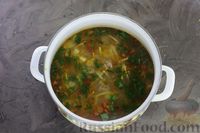 Фото приготовления рецепта: Суп с тефтелями из говяжьего фарша, лапшой и помидорами - шаг №15