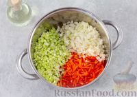 Фото приготовления рецепта: Картофельный суп с цукини, сельдереем и беконом - шаг №4