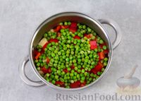 Фото приготовления рецепта: Суп-рагу с курицей, сладким перцем и зелёным горошком - шаг №11