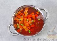 Фото приготовления рецепта: Салат из двух видов фасоли с морковью по-корейски и жареным луком - шаг №5