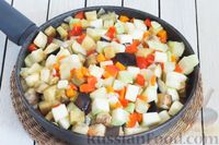 Фото приготовления рецепта: Макароны с кабачками, баклажанами, помидорами и соевым соусом - шаг №8