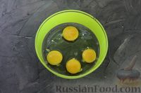 Фото приготовления рецепта: Кабачковый омлет-рулет с плавленым сыром - шаг №2