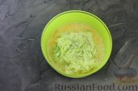 Фото приготовления рецепта: Кабачковый омлет-рулет с плавленым сыром - шаг №4