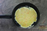 Фото приготовления рецепта: Кабачковый омлет-рулет с плавленым сыром - шаг №8