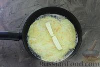 Фото приготовления рецепта: Кабачковый омлет-рулет с плавленым сыром - шаг №9