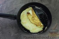 Фото приготовления рецепта: Кабачковый омлет-рулет с плавленым сыром - шаг №10