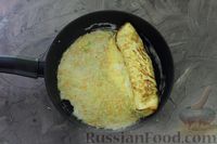 Фото приготовления рецепта: Кабачковый омлет-рулет с плавленым сыром - шаг №12