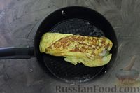 Фото приготовления рецепта: Кабачковый омлет-рулет с плавленым сыром - шаг №14
