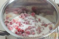 Фото приготовления рецепта: Варенье из малины с шоколадом (на зиму) - шаг №3