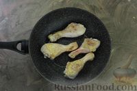 Фото приготовления рецепта: Курица с булгуром, грибами и кабачками (на сковороде) - шаг №3