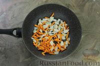 Фото приготовления рецепта: Курица с булгуром, грибами и кабачками (на сковороде) - шаг №4