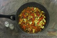 Фото приготовления рецепта: Курица с булгуром, грибами и кабачками (на сковороде) - шаг №8