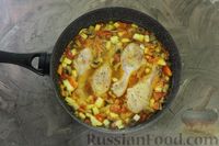 Фото приготовления рецепта: Курица с булгуром, грибами и кабачками (на сковороде) - шаг №9