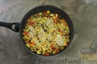 Фото приготовления рецепта: Курица с булгуром, грибами и кабачками (на сковороде) - шаг №10